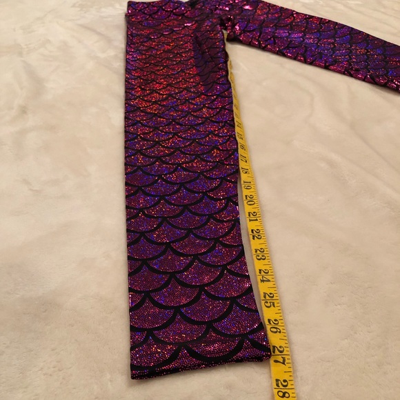 Magenta mermaid scale leggings - Picture 7 of 9